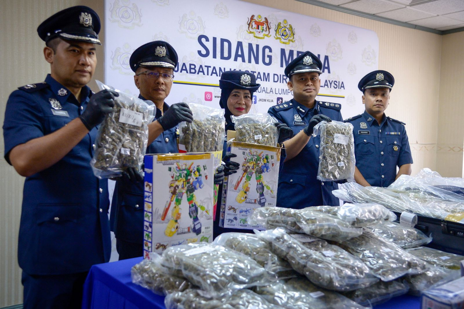 假地址寄毒行李箱弃机场 马来西亚关税局起获逾60公斤大麻花毒品