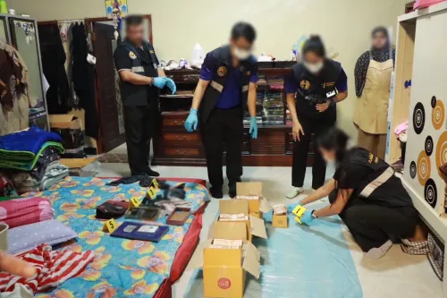 泰国南也拉府突查可疑民宅 查获245万余支非法香烟、3把枪及1875万泰铢现金