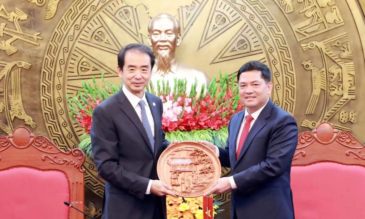 中国驻越南大使何炜会见北宁省委书记阮鸿泰