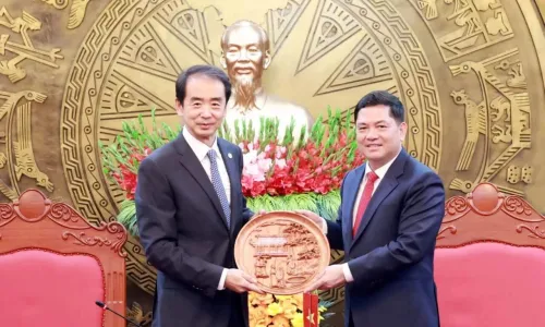 中国驻越南大使何炜会见北宁省委书记阮鸿泰