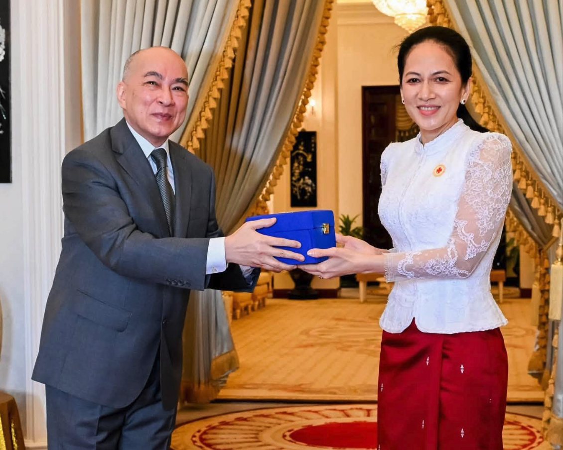 柬埔寨国王西哈莫尼向柬红十字会捐赠10万美元支持人道主义活动