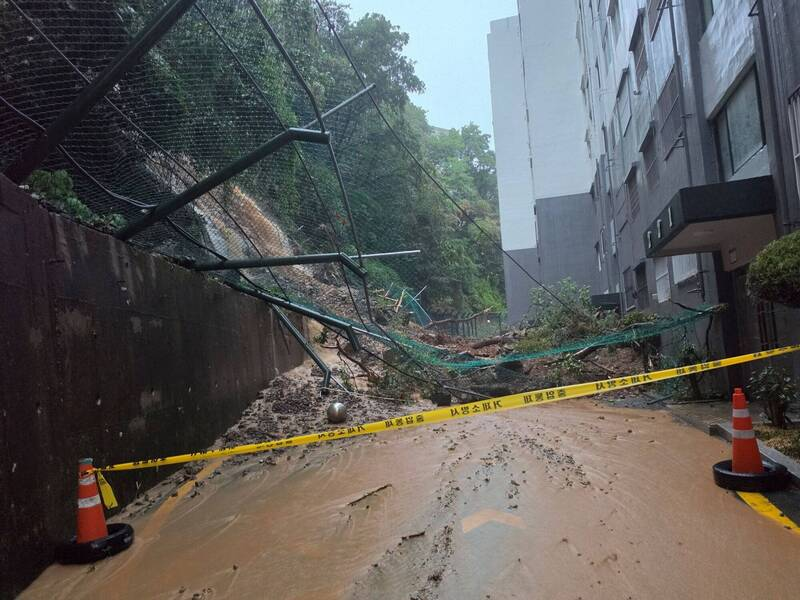 韩国南部豪雨引发山泥倾泻 致1死3伤20人受困