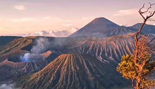 印尼东爪哇省塞梅鲁火山喷发