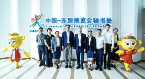 中国—东盟博览会副秘书长梁艺光与老挝工业贸易部外贸司副司长古信·詹塔潘亚座谈