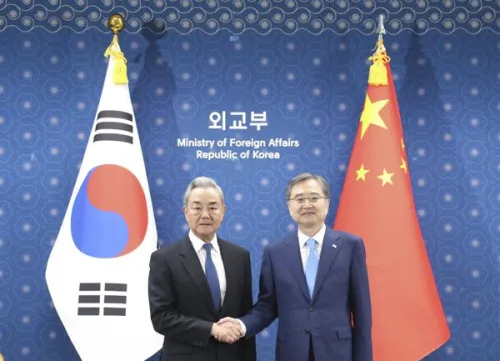 中国外长王毅同韩国外长赵显会谈 中方乐见韩朝逐步迈向和平共处