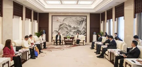 中共重庆市委常委、万州区委书记卢红会见菲律宾北吕宋地区省长代表团一行