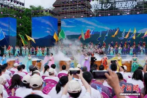 2026海南七仙温泉嬉水节开幕 数万人泼水狂欢共度浪漫七夕
