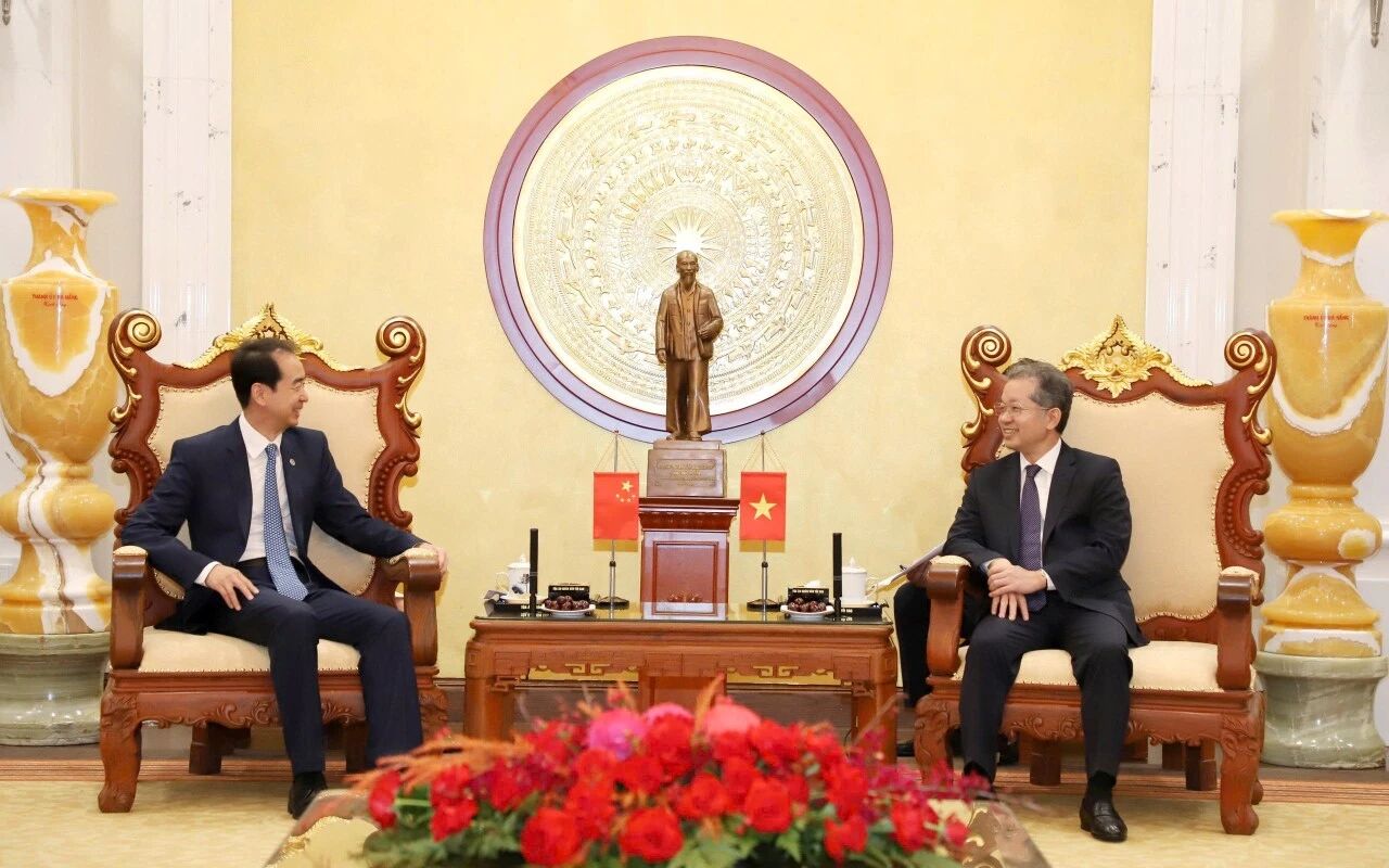 中国驻越南大使何炜会见越共中央书记处书记、最高法院院长阮文广