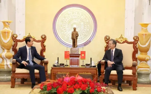 中国驻越南大使何炜会见越共中央书记处书记、最高法院院长阮文广