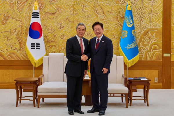 韩国总统李在明会见中国外长王毅 韩中应成为相互依赖、互惠互补的伙伴