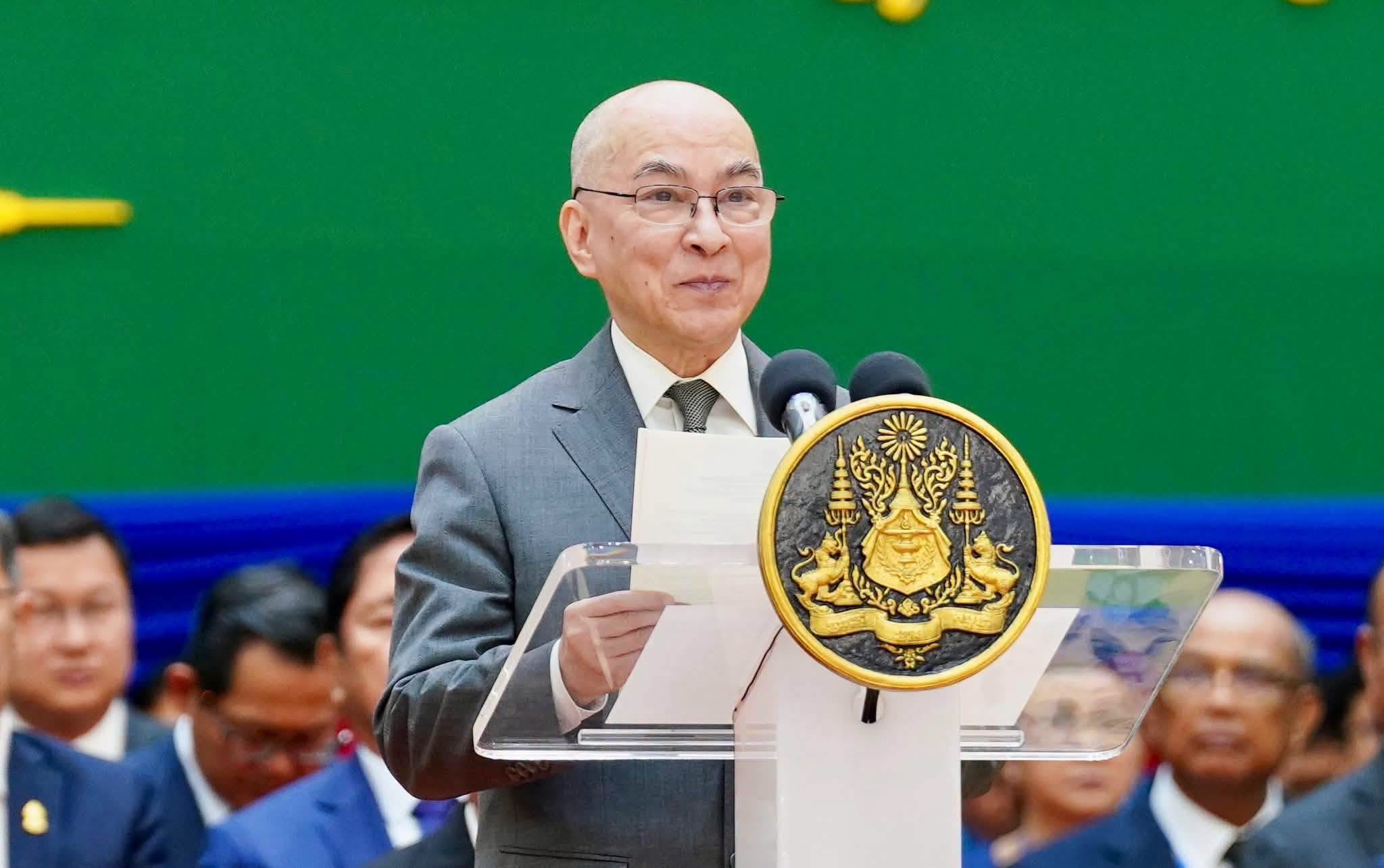 柬埔寨参议院新大楼“团结宫”启用 柬国王西哈莫尼出席仪式并致辞