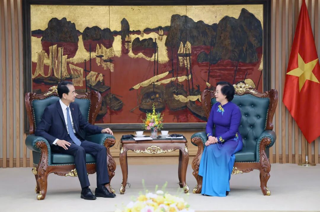 中国驻越南大使何炜会见越共中央书记处书记、副总理范氏清茶