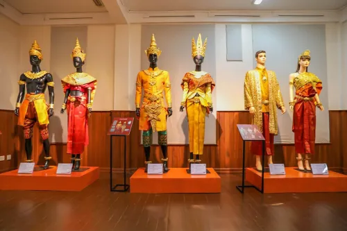 柬埔寨暹粒省博物馆展出五个历史时期王室服饰