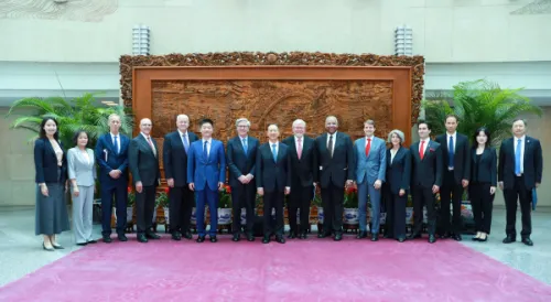 中国交部副部长马朝旭会见美国亚洲协会共同主席桑顿一行