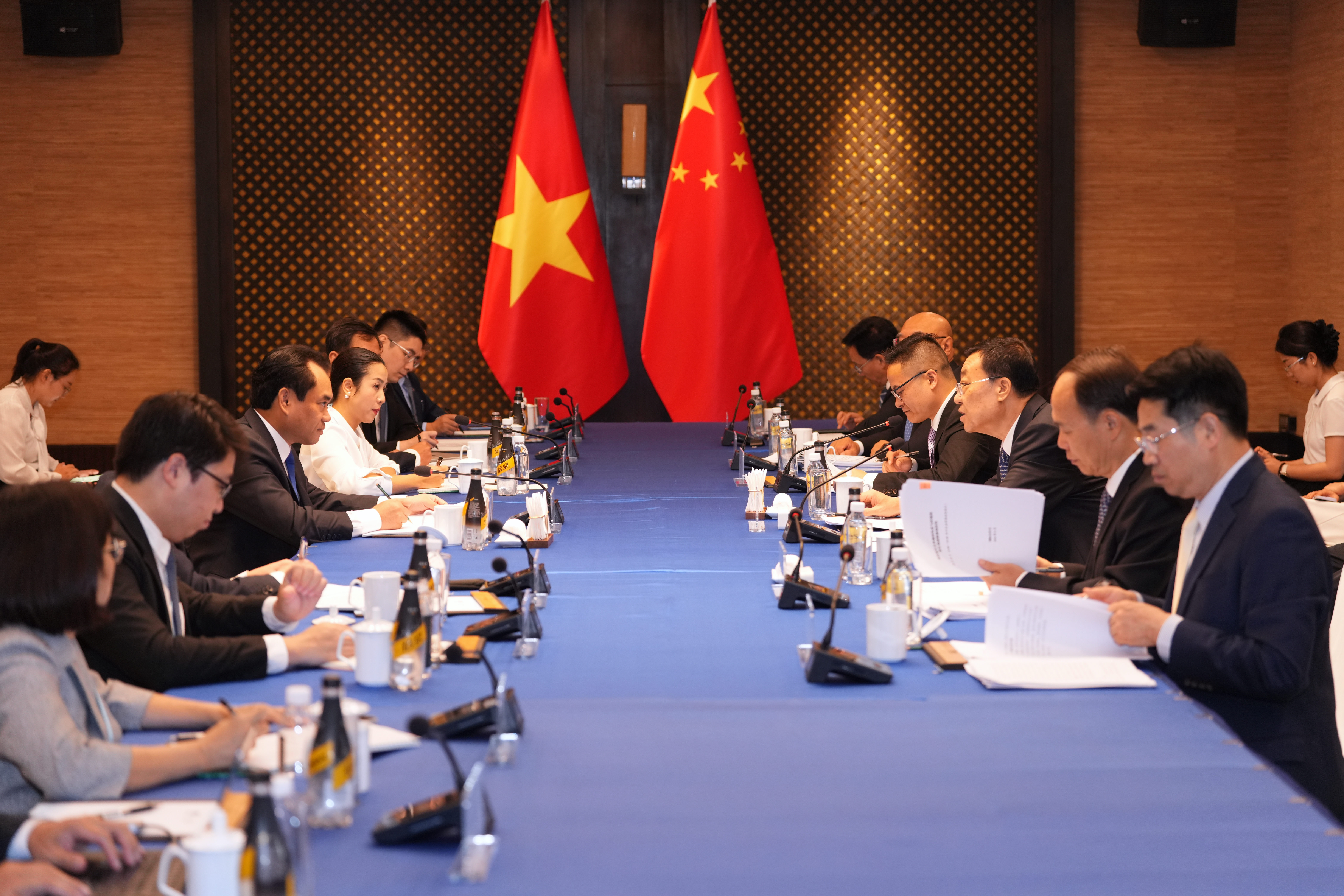 中国农业农村部部长张柱会见越南农业与环境部部长郑越雄
