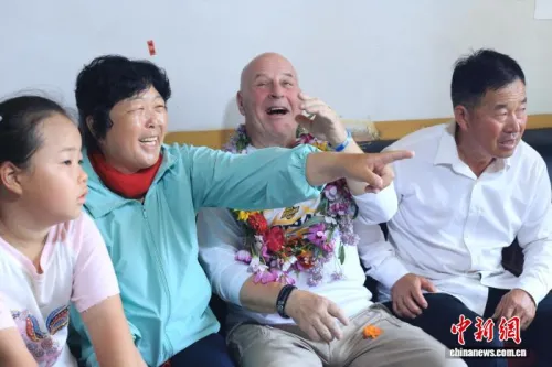 “赛考斯”重访殷玉珍家：美中两国人民可以成为一家人