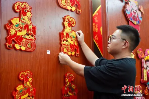 浙江义乌春节用品超前开启“羊年模式”