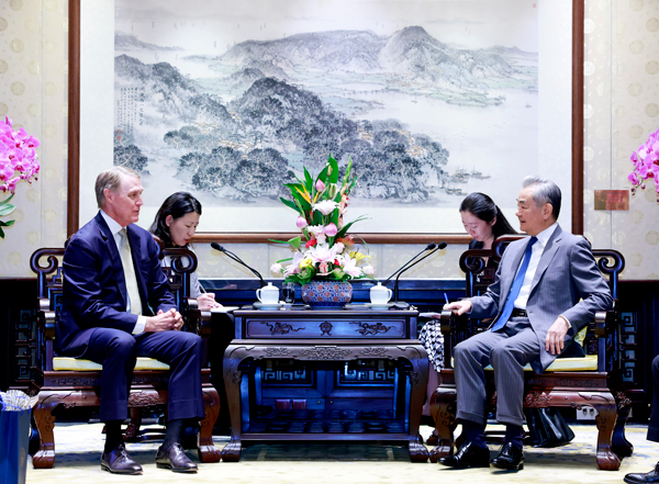 中国外交部长王毅会见美国驻华大使庞德伟 美方对西藏泥石流造成人员伤亡表示慰问