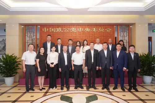 中国致公党中央副主席兼秘书长卢国懿会见泰中侨商联合会访问团