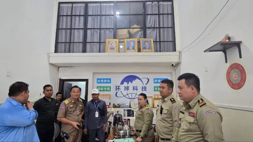 柬埔寨金边查获一处藏匿走私货物窝点 缴获近3000部手机及大量电脑设备