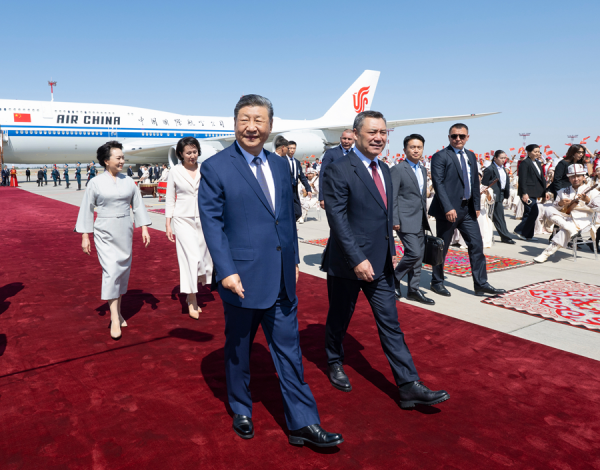 中国国家主席习近平抵比什凯克出席2026年上海合作组织峰会并对吉尔吉斯斯坦进行国事访问