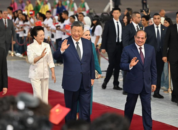 中国国家主席习近平抵达开罗对埃及进行国事访问 埃及总统机场迎接