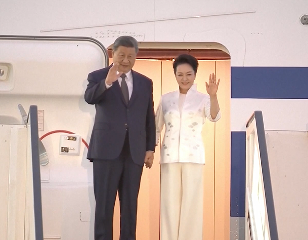 【视频】中国国家主席习近平抵达开罗对埃及进行国事访问
