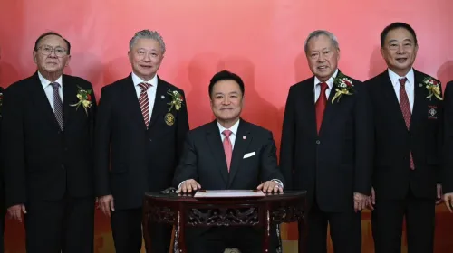 泰国总理阿努廷出席泰华九属会馆联谊会成立60周年庆典 强调泰中“一家亲”