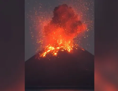 印尼8座机场因火山喷发持续关闭 约15万名旅客滞留