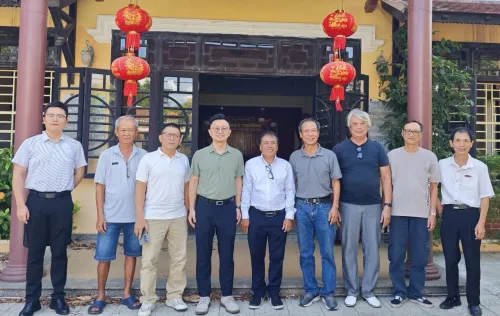中国驻岘港代总领事赵毅走访慰问顺化市华人会馆代表