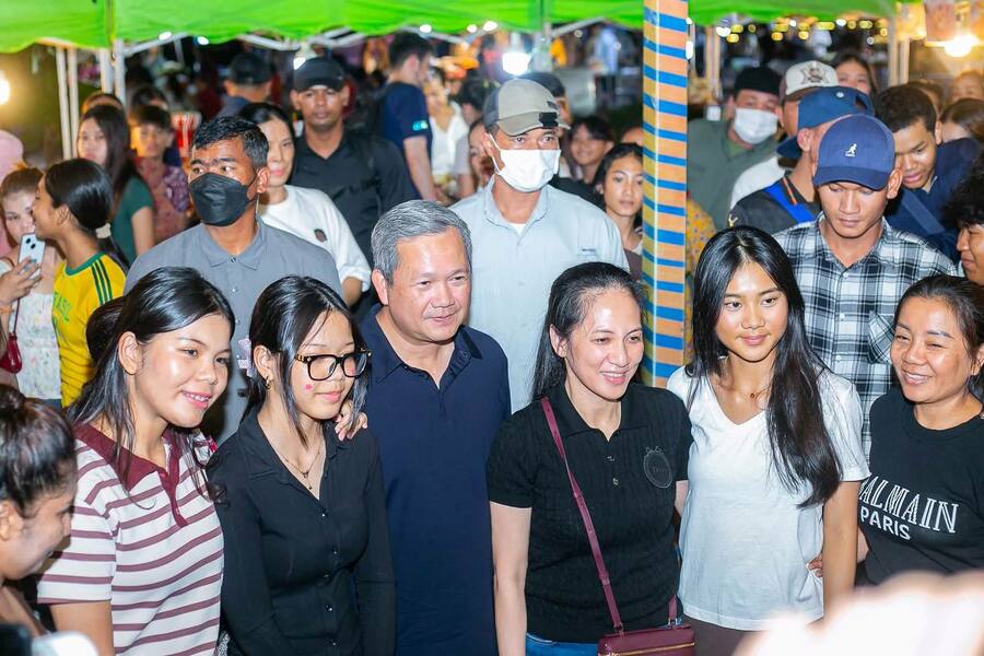 柬埔寨首相洪玛奈携家人漫步金边步行街 与市民和游客互动