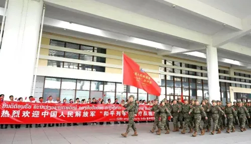 中国人民解放军“和平列车”医疗队抵达老挝万象