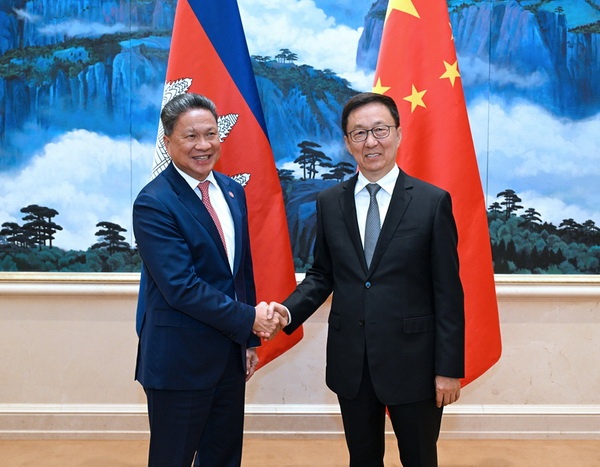 中国国家副主席韩正会见柬埔寨副首相孙占托