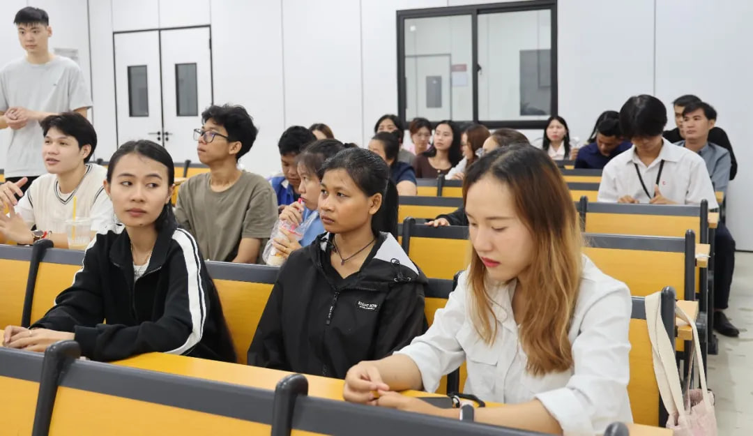 柬华应用科技大学部署首届毕业生毕业工作