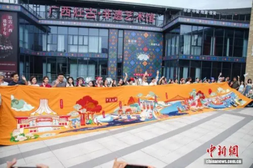 平陆运河壮锦长卷在南宁亮相 民族团结与东盟联动的织锦艺术