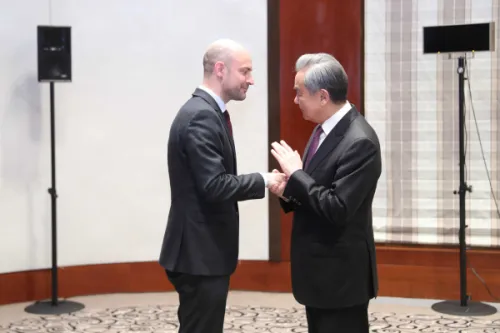 中国外长王毅同法国外长通电话：保护主义提升不了欧洲竞争力