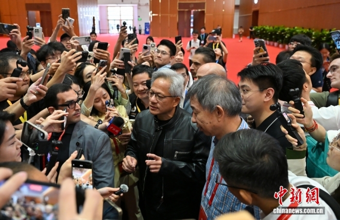资料图:黄仁勋(中)接受媒体记者采访。<a target='_blank' href='/'>中新社</a>记者 赵文宇 摄 资料图:黄仁勋(中)接受媒体记者采访。<a target='_blank' href='/'>中新社</a>记者 赵文宇 摄