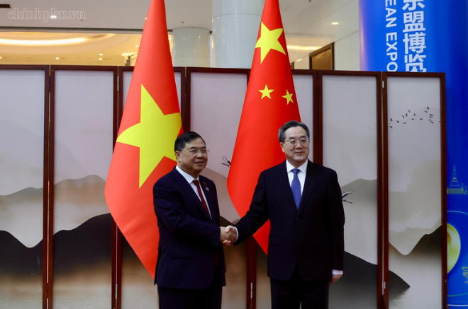 越南常务副总理范家肃与中国国务院副总理丁薛祥举行会谈