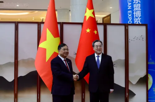越南常务副总理范家肃与中国国务院副总理丁薛祥举行会谈