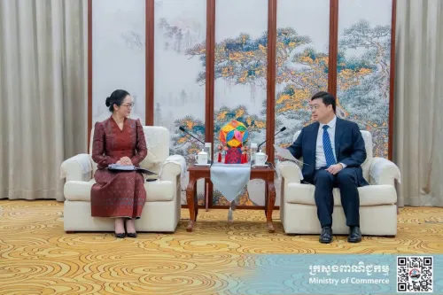 中国广西壮族自治区主席韦韬会见柬埔寨商业大臣占尼莫