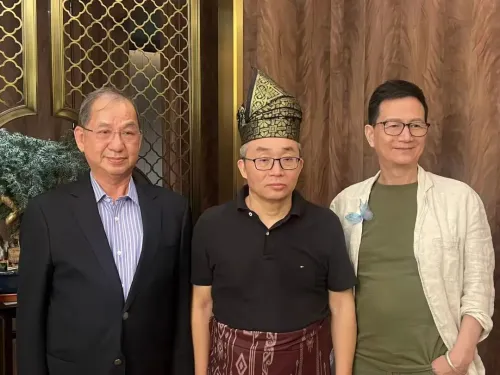 中国著名作家东西获马来西亚“登高乐”友好贡献奖