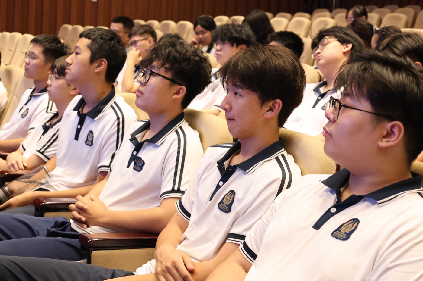 学生认真听讲