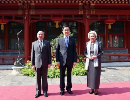 中国国家副主席韩正会见柬埔寨国王西哈莫尼和太后莫尼列