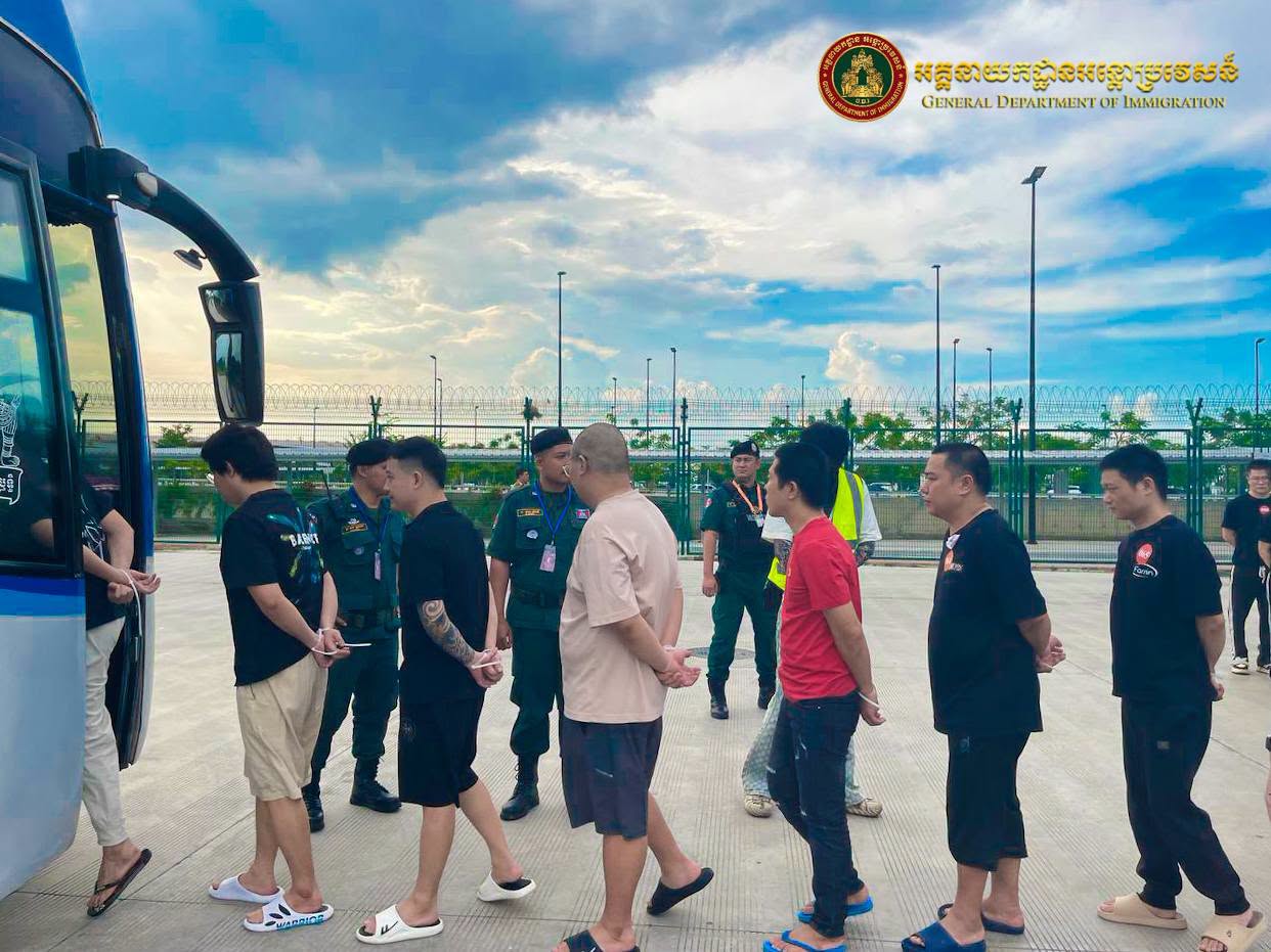 164名涉诈及违法中国籍人员被柬埔寨遣返出境