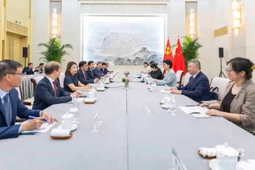 中共中央对外联络部副部长孙海燕会见越共省部级干部考察团