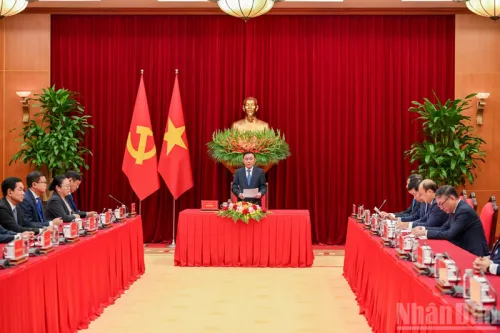 越共中央政治局委员、中央书记处常务书记陈锦秀会见老挝人民革命党高级干部代表团