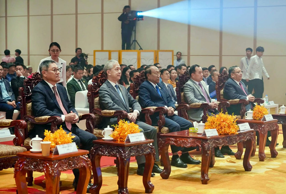 柬中共庆中秋文艺晚会在金边举行 续写“铁杆”友谊深化合作