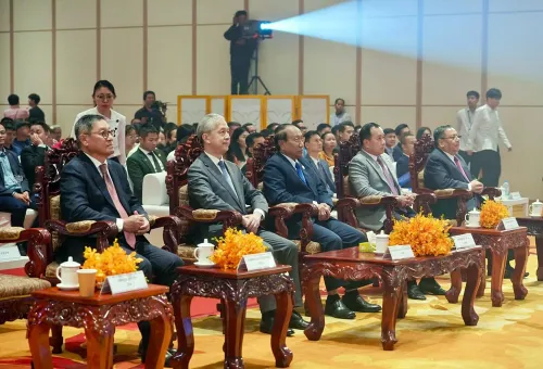 柬中共庆中秋文艺晚会在金边举行 续写“铁杆”友谊深化合作