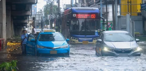 泰国曼谷持续暴雨致多区积水 盛桑运河客客船暂停服务