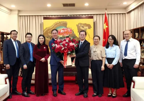 胡志明市祖国阵线副主席阮成忠到中国驻胡志明市总领馆祝贺中国国庆
